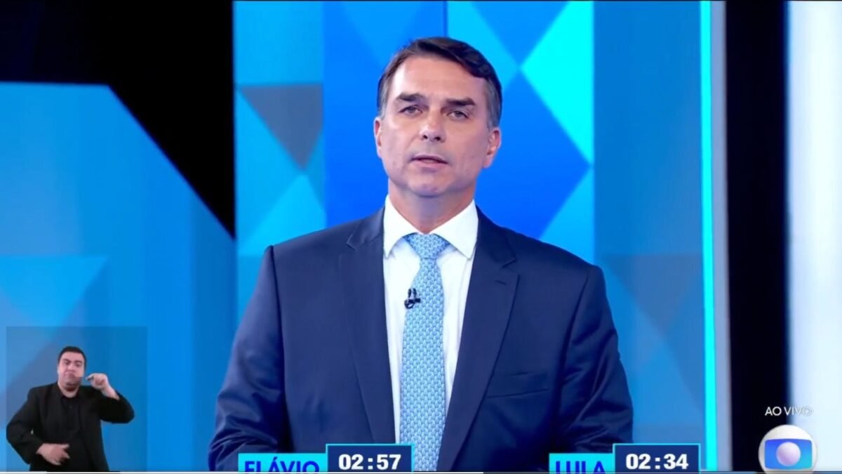 Flávio Bolsonaro pede desculpas por voto contra licença-maternidade em debate da Globo