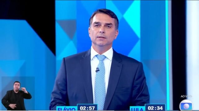Flávio Bolsonaro pede desculpas por voto contra licença-maternidade em debate da Globo