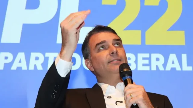 Flávio Bolsonaro pediu ao TSE para estender votação até as 19h