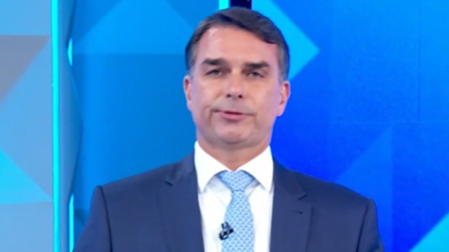 Flávio Bolsonaro promete recuperar poder de compra e defende liberdade em debate na TV Globo