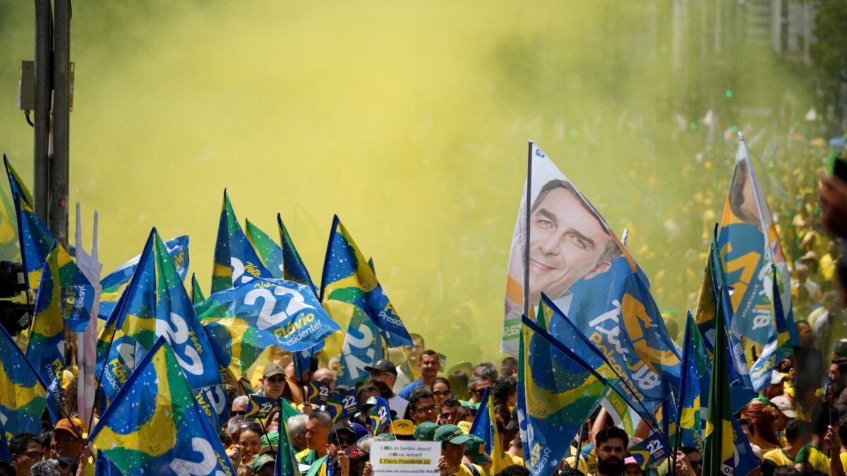 Flávio Bolsonaro reúne apoiadores em manifestação na Avenida Paulista