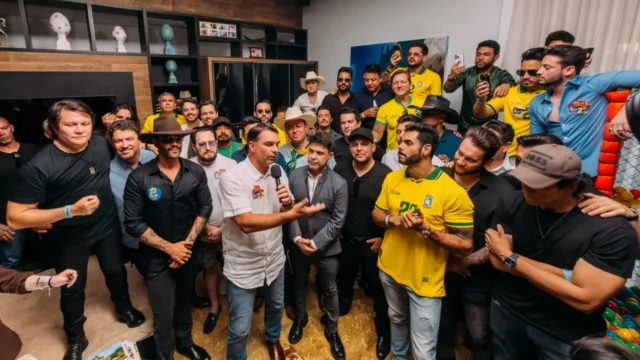 Flávio Bolsonaro reúne mais de 30 artistas sertanejos em Goiás