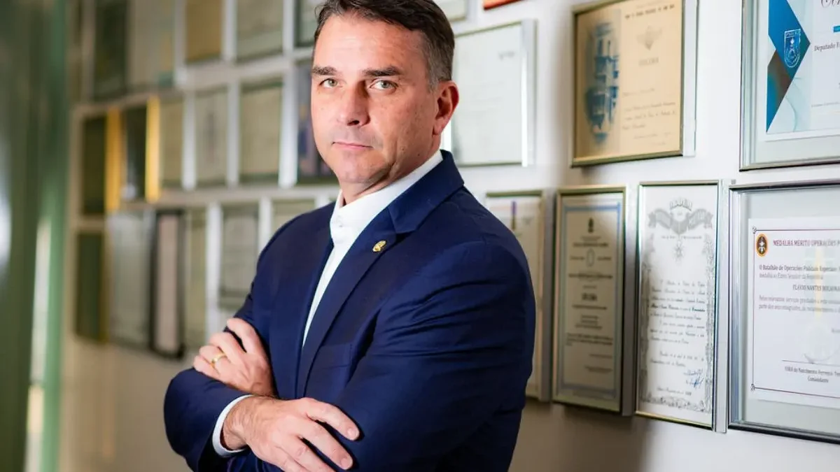 Flávio Bolsonaro será entrevistado pela Globo nesta sexta-feira (16); veja onde assistir