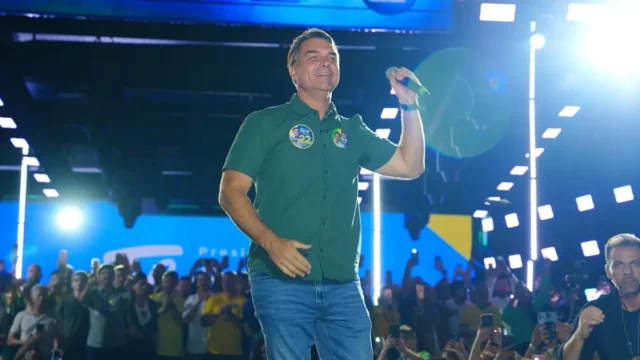 Flávio Bolsonaro supera votação do pai em 2022 e 2018