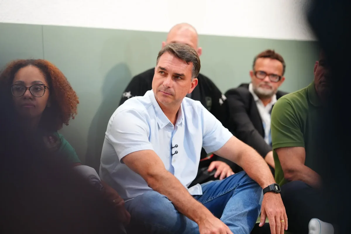 Flávio Bolsonaro tenta se justificar após dizer que quer mudar Constituição
