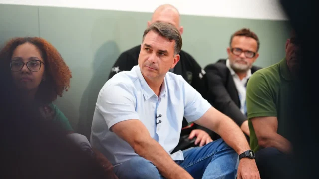 Flávio Bolsonaro tenta se justificar após dizer que quer mudar Constituição