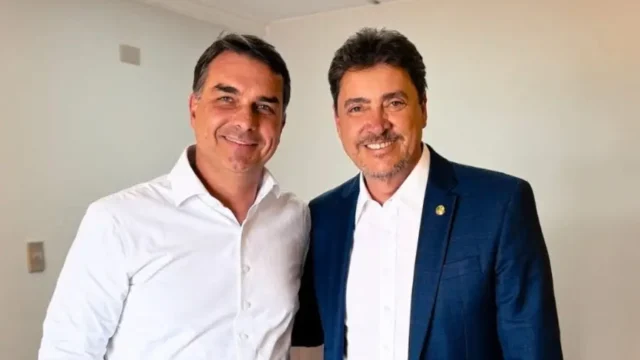 Flávio Bolsonaro vem a Goiás nesta terça (20) para gravar propaganda com cantores sertanejos