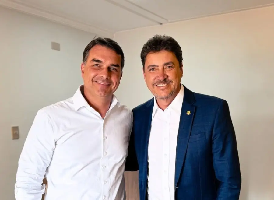 Flávio Bolsonaro vem a Goiás nesta terça (20) para gravar propaganda com cantores sertanejos