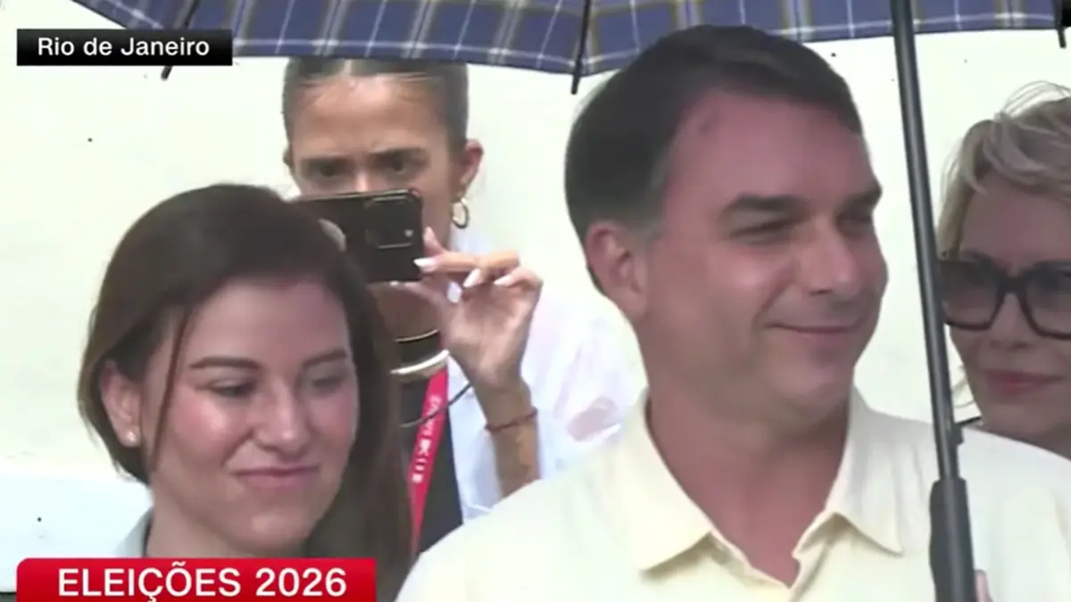 Flávio Bolsonaro vota na Vila Isabel, no Rio, e fala em ‘hora da mudança’
