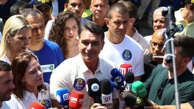 Flávio compara Lula e Jair Bolsonaro sobre Master: “Um pediu propina, outro pediu patrocínio”