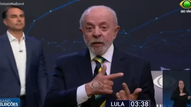 Flávio imita estratégia de Trump e nega com a cabeça falas de Lula