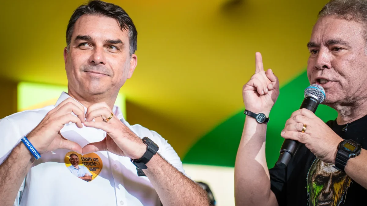 Flávio já está em voo para os Estados Unidos, dizem aliados