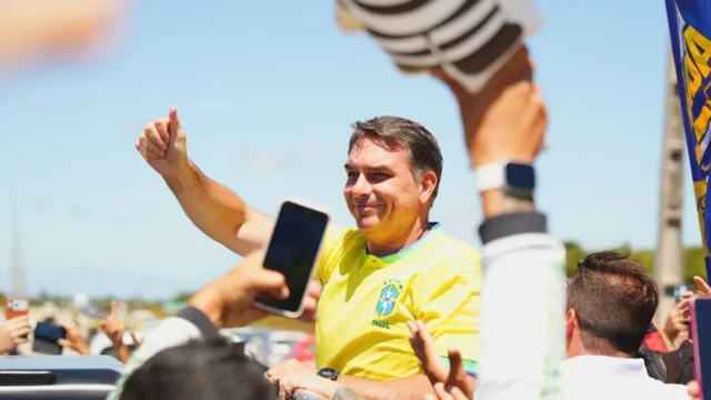 Flávio promete “mudar a Constituição” com maioria no Congresso