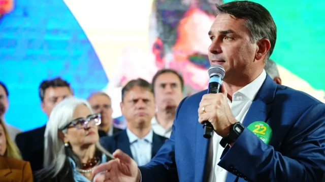 Flávio recua e confirma presença no debate da Band