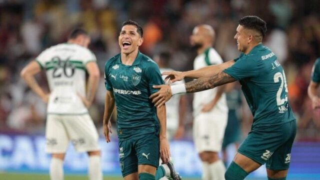 Fluminense goleia o Coritiba por 4 a 0, com hat-trick de Savarino, e sobe para terceiro no Brasileirão