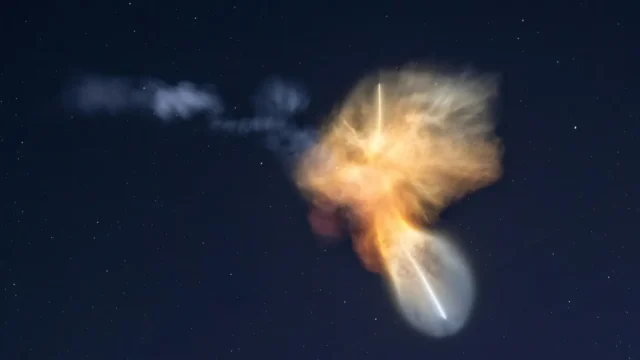 Foguete da SpaceX transforma céu da Flórida em espetáculo de cores