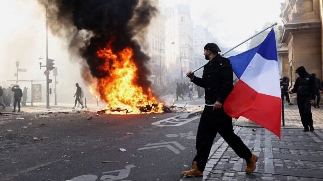 França tem 550 mil nas ruas, 400 detidos e 60 policiais feridos em dia de protestos