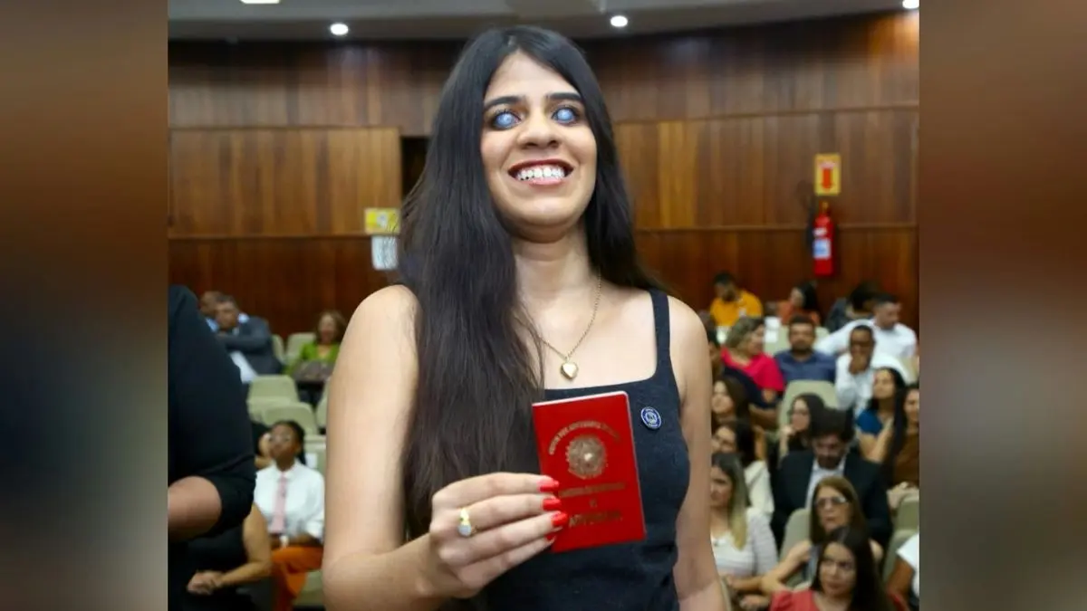 Goiana com deficiência visual passa na OAB-GO usando app de transcrição e lutando contra preconceito