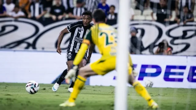 Goiás manda na etapa inicial, mas não consegue marcar e fica no zero com o Ceará