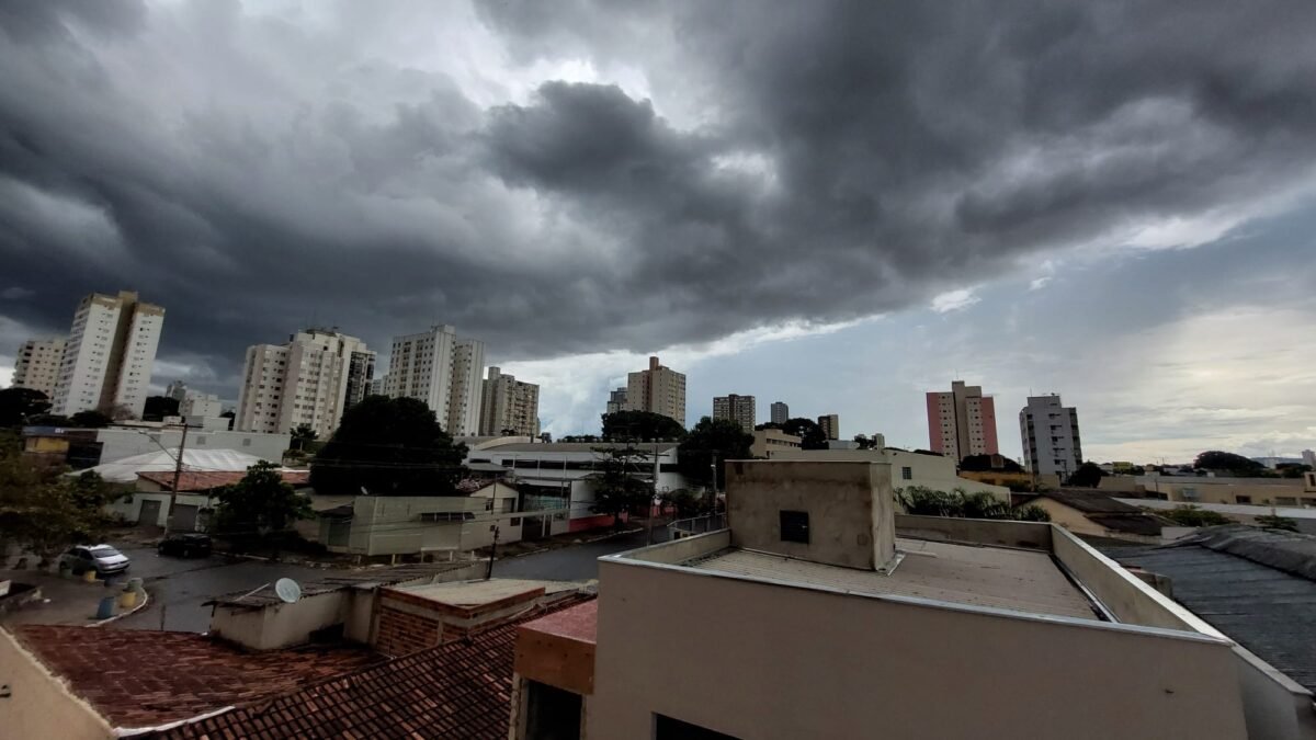 Goiás tem alerta de chuva forte, ventos de até 60 km/h e possibilidade de granizo, diz Inmet
