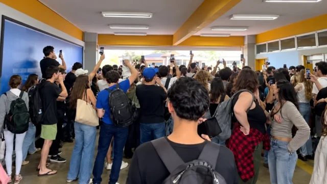 Gritos de “ladrão” e “Vorcaro” ecoam na PUC Goiás durante confronto entre estudantes pró-Lula e pró-Flávio Bolsonaro nesta terça (20)
