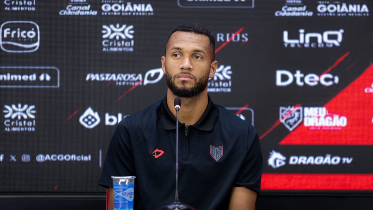 Gustavo Coutinho minimiza salários atrasados e reforça confiança em Adson Batista