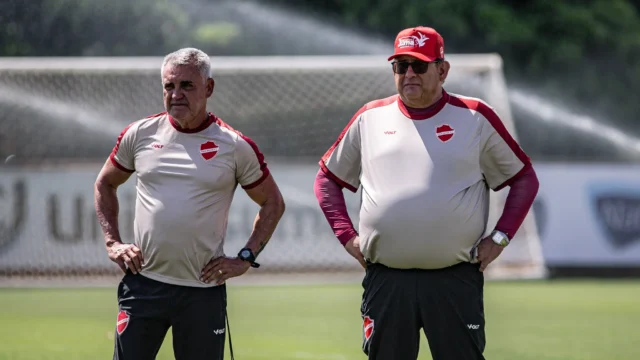 Guto Ferreira tem “dor de cabeça boa” para definir ataque do Vila em confronto direto