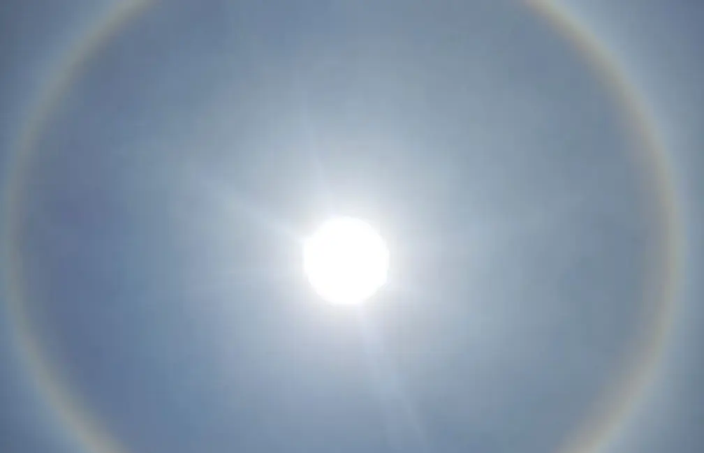 Halo solar: fenômeno forma anel colorido no céu de Bela Vista de Goiás
