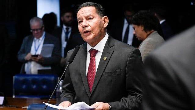 Hamilton Mourão dá o único voto não ao fim da escala 6×1