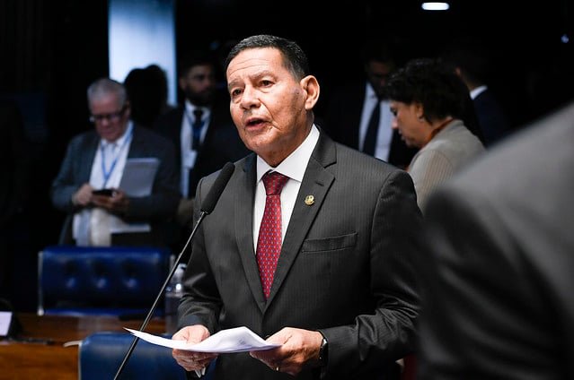 Hamilton Mourão dá o único voto não ao fim da escala 6×1