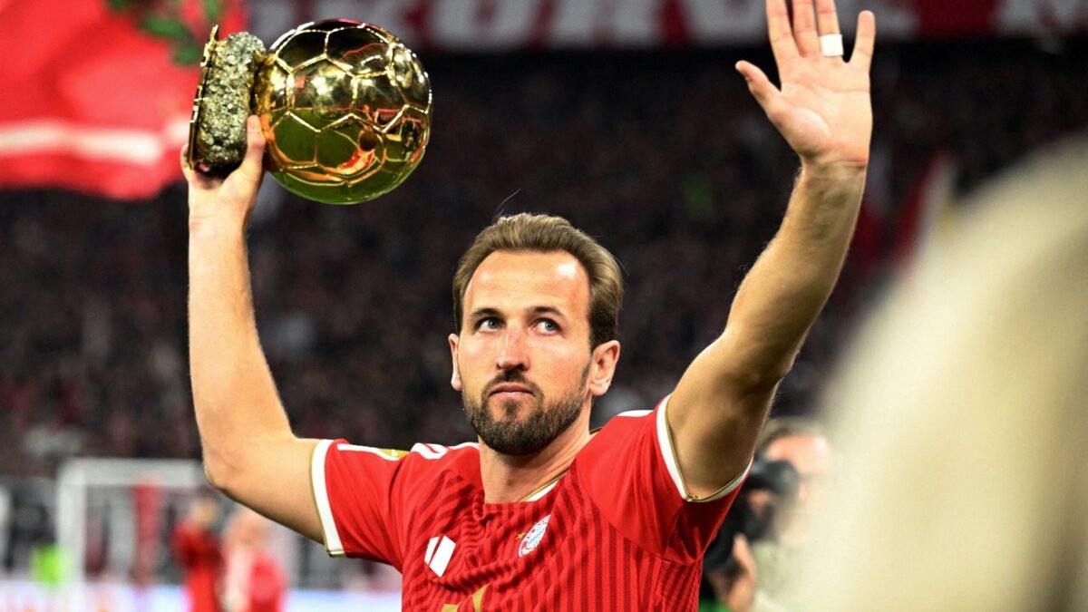 Harry Kane perde pênalti em clássico alemão após ganhar Bola de Ouro