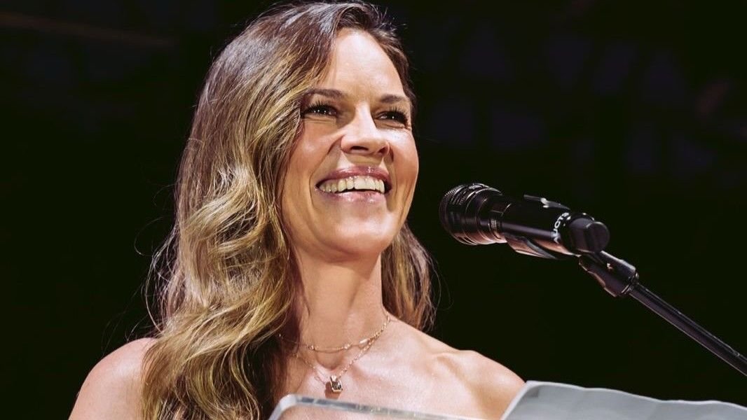 Hilary Swank anuncia gravidez aos 52 anos e surpreende fãs