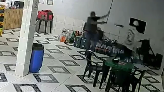 Homem caça confusão e é baleado por policial em pizzaria de Aruanã