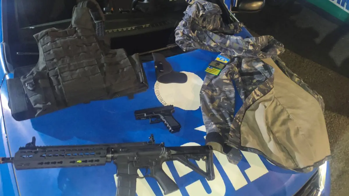 Homem finge ser policial e ameaça vizinhos com fuzil de airsoft em Senador Canedo