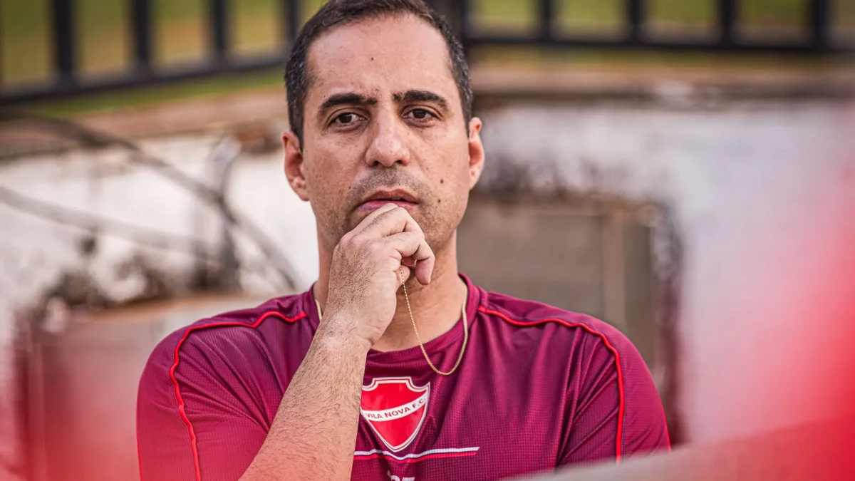 Hugo Jorge Bravo levanta suspeitas após derrota do Vila Nova: “Não é só contra onze”