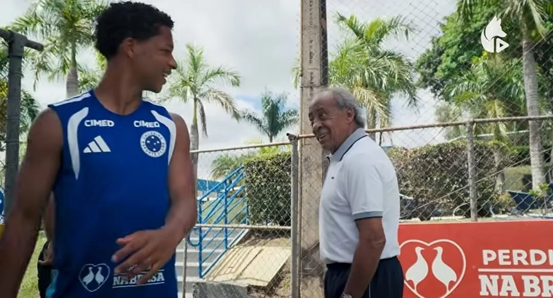 Ídolo do Cruzeiro, Dirceu Lopes marca presença na Toca da Raposa 2 em treino do Cruzeiro