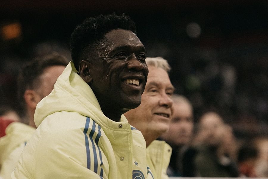 Ídolo em campo, técnico irregular: o balanço de Seedorf nos bancos de reserva