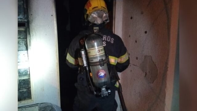 Incêndio destrói casa durante a madrugada em Jataí