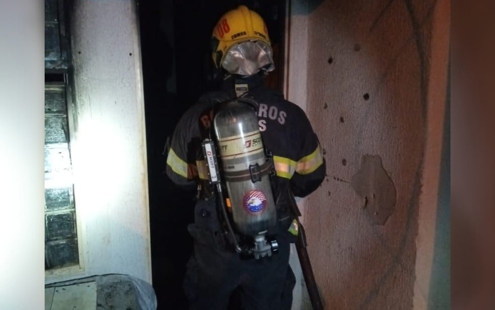 Incêndio destrói casa durante a madrugada em Jataí