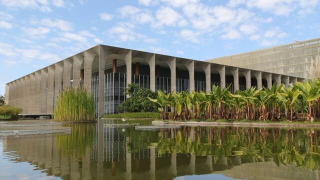 Itamaraty convoca diplomata argentina para explicar ajuda a fuga de Flávio Bolsonaro