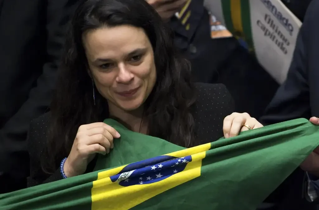 Janaína Paschoal questiona eleitores após derrota na disputa por vaga na Câmara e dispara: “espero que Flávio ganhe”