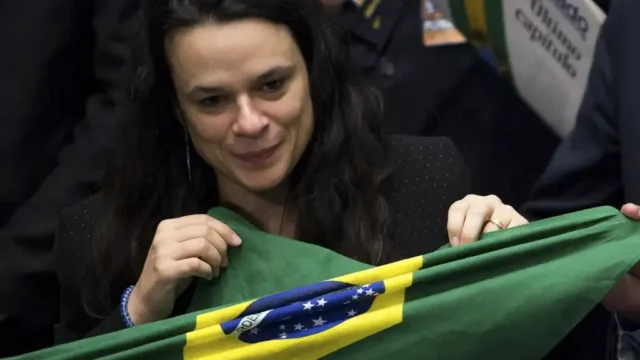 Janaína Paschoal questiona eleitores após derrota na disputa por vaga na Câmara e dispara: “espero que Flávio ganhe”