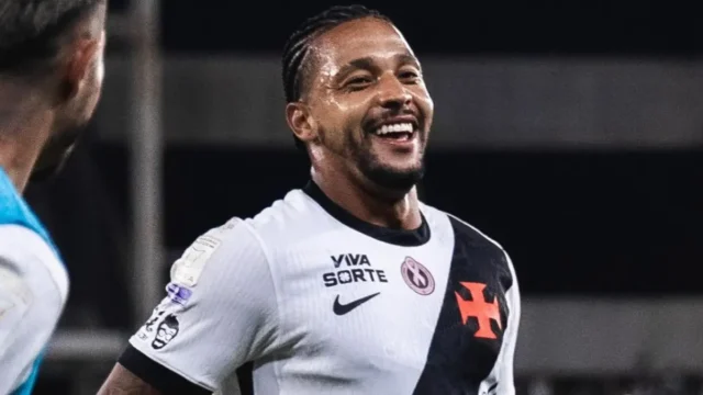 Jogador do Vasco entrega passaporte; caso também envolveu atleta do Vila Nova