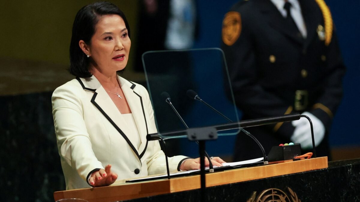 Keiko Fujimori proíbe cabelo comprido e maquiagem nas escolas públicas do Peru