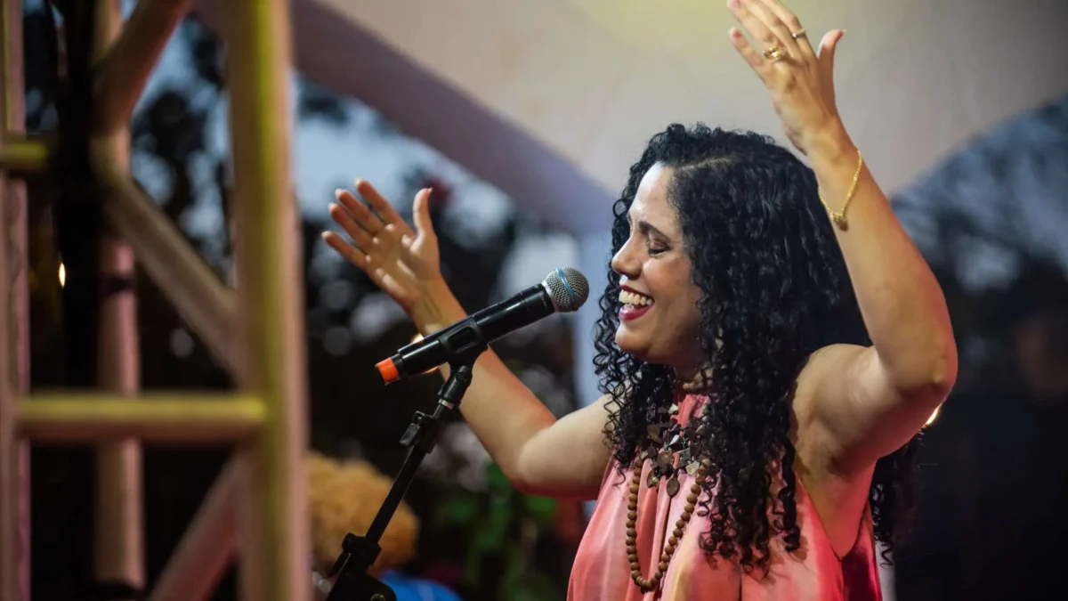 Larissa Moura faz show gratuito em Goiânia com músicas de Gilberto Gil