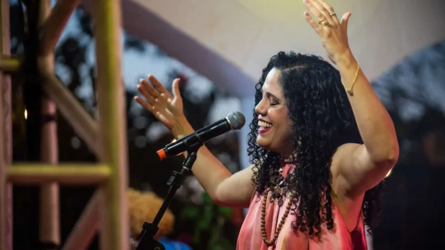 Larissa Moura faz show gratuito em Goiânia com músicas de Gilberto Gil