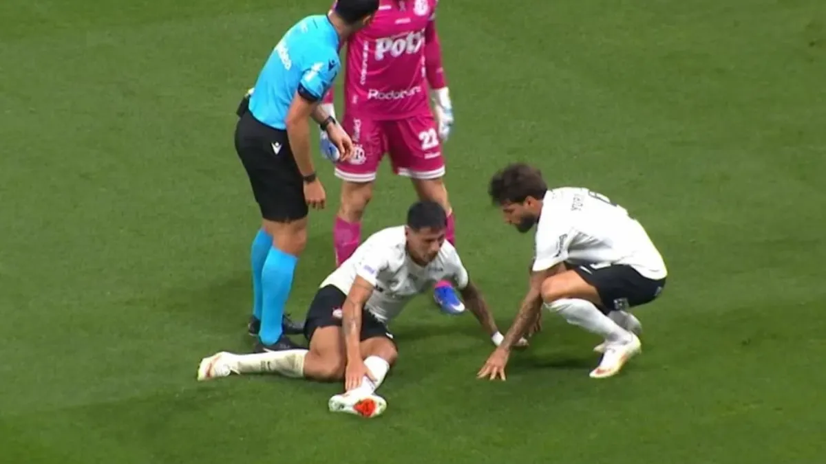 Lateral deixa jogo do Corinthians com dores no tornozelo esquerdo