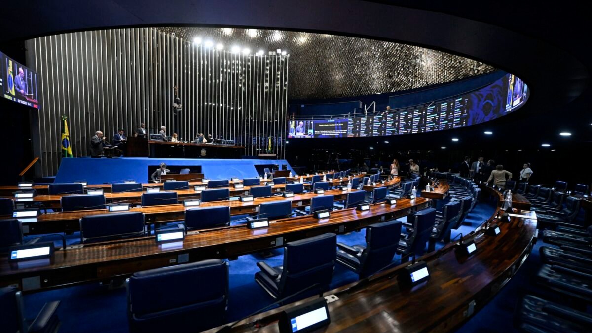 Lideranças políticas repercutem aprovação do fim da escala 6×1 no Senado