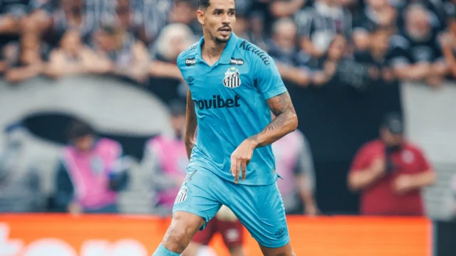 Lucas Veríssimo vira desfalque no Santos e pode perder temporada