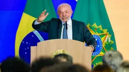 Lula apresenta autorização para abrir sigilo e desafia Flávio Bolsonaro: “Prove que é honesto”
